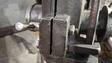 Eski paslı arabanın kapağını kapatın.