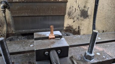 Fabrikadaki metal makine.