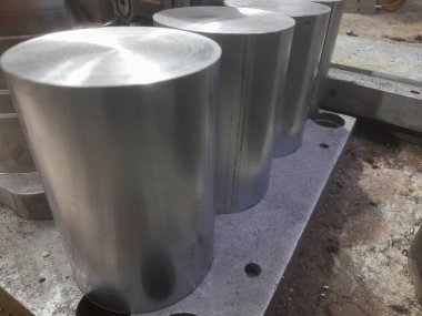 Masadaki metal boru.