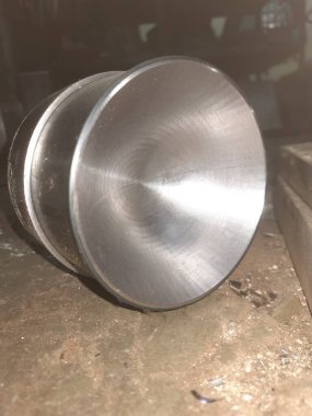 Metal bir tekerleği kapat