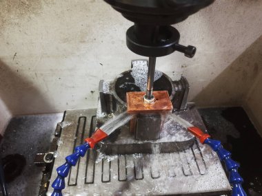 Boru ile metal bir levha yapma işlemi