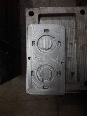 Siyah arkaplanı olan metal bir plakayı kapat