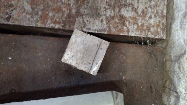 Paslı, metal kapı kolu var.