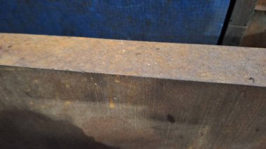 Çatlaklar ve çizikler ile paslı metal yüzey