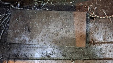 Bir sürü değişik şekli olan paslı metal bir kapı.