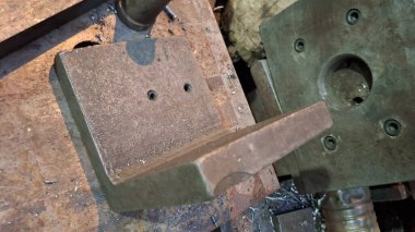 Metal kesme işlemi. kesme makinesi.