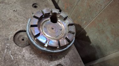 Metal saplı metal plaka