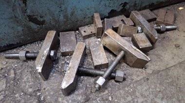 Eski metal ve metal aletler.