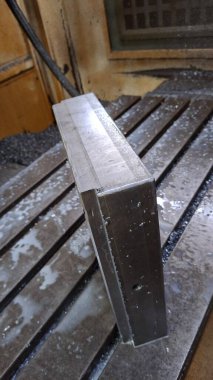 Metal bir levhanın kapağını kapat