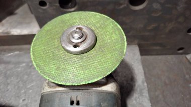 Atölyedeki metal kesme aracı