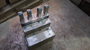 Atölyedeki metal levha