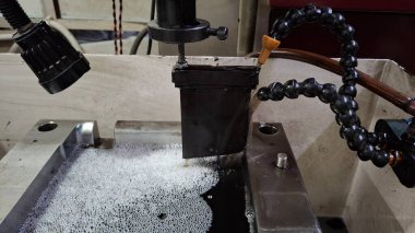 Fabrikadaki metal bir boruya yakın.