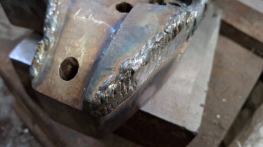 Büyük metal parçalı metal boru.