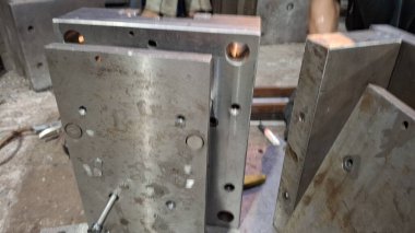 Metal desenli metal kapı.