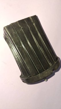 Siyah arka planı olan metal bir plaka.