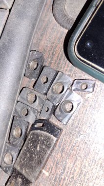 Araba parçaları arabada.