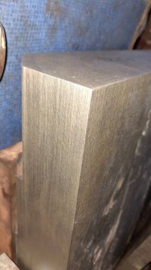 Bir metal parçasına yaklaş.