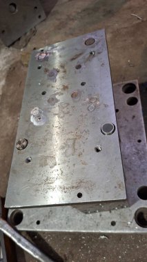 Bir fabrikadaki kesim tahtası için metal parçalar.