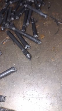 Tamir için eski metal boru.