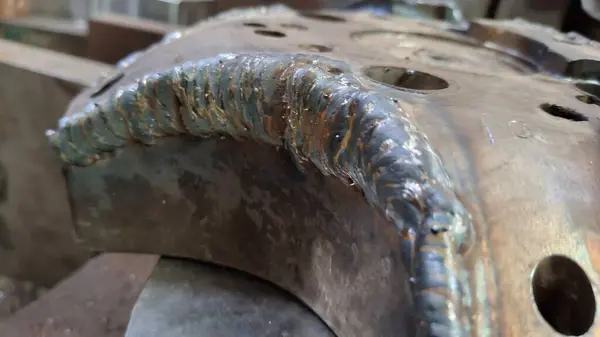 Metal bir boruya yakın.