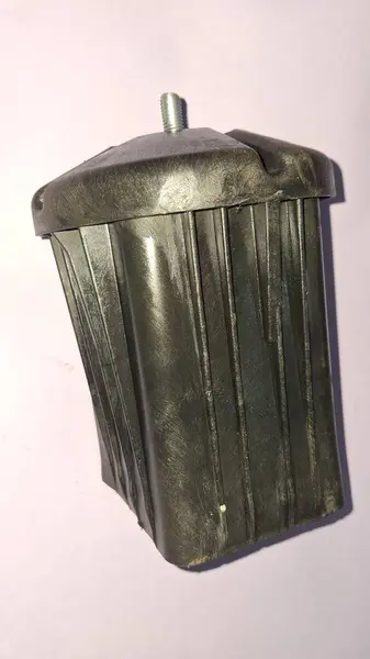 Siyah arka planı olan eski metal kutu