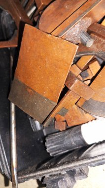 Eski tip ahşap bank ve paslı