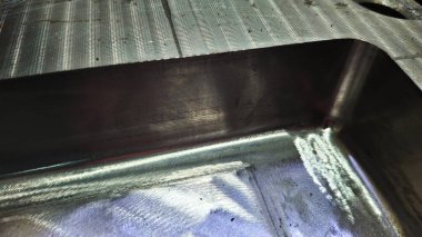 Metalin çelik levhasını kapatın.