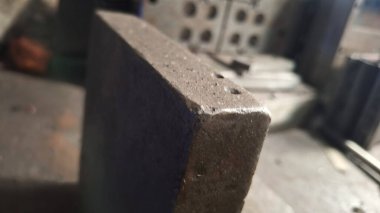 Atölyedeki metal boru.