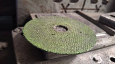 Farklı şekillerde ve farklı renklerde metal levhalar.