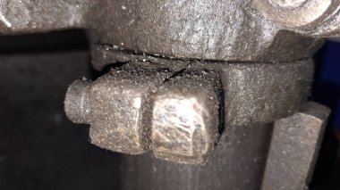 İngiliz anahtarlı eski paslı metal boru.