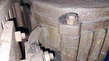 Bir arabanın motoru.