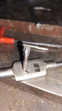 Atölyedeki metal boru.