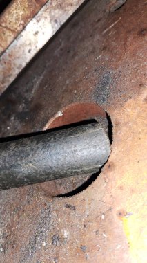 Metal bir boruya yakın.