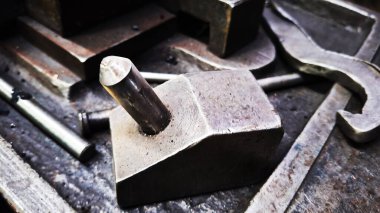 metal parçalar ve araçlar