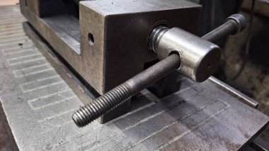 Kesme tahtasını kesen makine için metal torna.