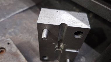 Makine çeliği kesip metali kesiyor..