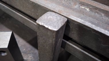 Ürün deposundaki çelik paketlerin metal profili.