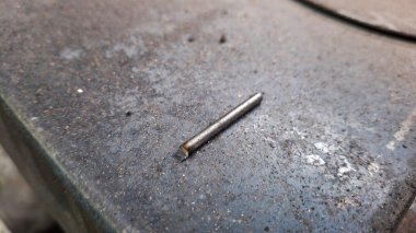 Sokaktaki paslı metal boru.