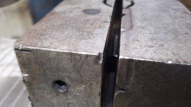 beyaz zemin üzerine metal boru