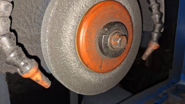 Büyük metal bir tekerleğin çarkı.