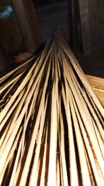 Tahta bir masaya yakın.