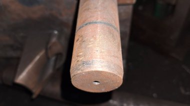 Büyük saplı metal boru.