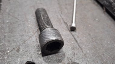 Araba lastiği yolda.