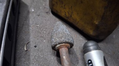 Araba garajı tamir ediyor.