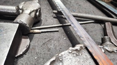 Metal çekiç ve metal çivilerin yakın çekimi..