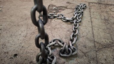 Kilitli metal zincir
