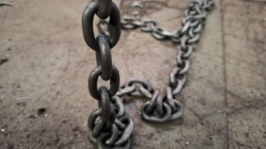 Fabrikadaki eski paslı zincir