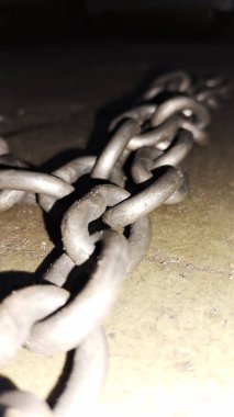 Paslı zincirin arka planında zincir var.