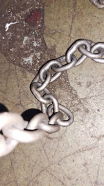 Tahta arka planda bir zincir