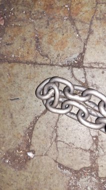 Beton zeminde metal zincir.